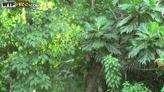 C’est sous la douche qu’il s’occupe d’elle !