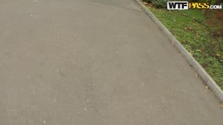 Nesty est une blonde qui veut un peu de sperme