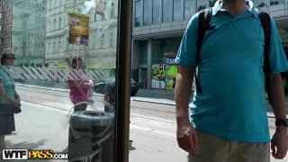 Angel Piaff prend du plaisir en extérieur