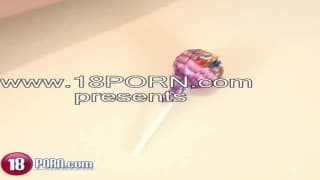 Elle prend son pied avec une sucette