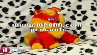 Elle se masturbe avec sa sucette