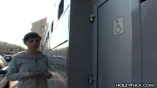 Pavlina adore les gloryholes !