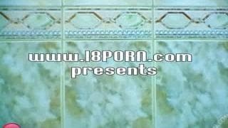 Cette beurette s’amuse dans sa salle de bain