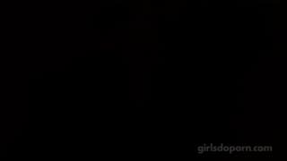 Une fille avec des habits rose auditionne