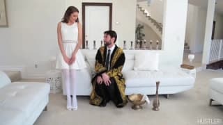 Cet homme va lui montrer comment se détendre