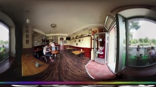 Alexis Crystal se fait baiser dans un salon en vidéo realité virtuelle