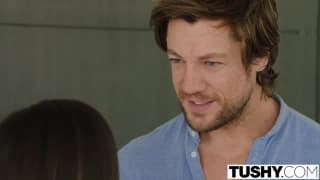 Elle baise avec le mec de sa mère.