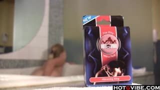 Une femme blonde se tripote dans la baignoire
