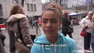 Une jeune black vue dans la rue dans la cave