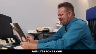 Elle masse le mec pour qu’il la deboite